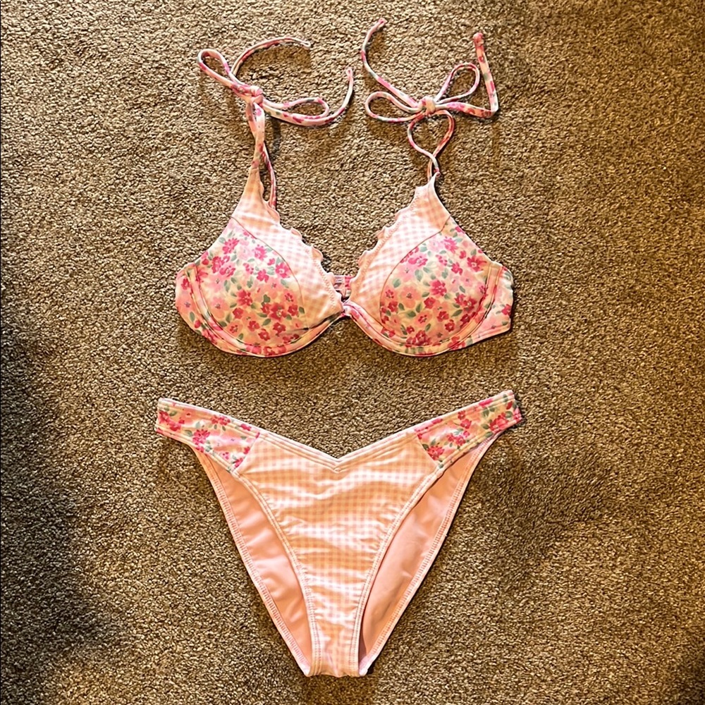 Hollister Pink Bikini with floral pattern. Underwire top with padding.